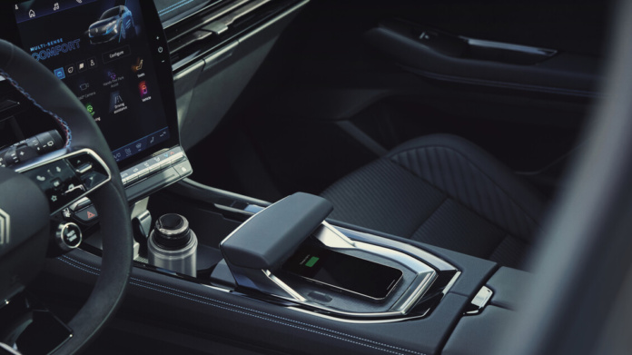 Renault Austral, in gamma anche il mild hybrid da 160 cv e sterzo integrale 4Control