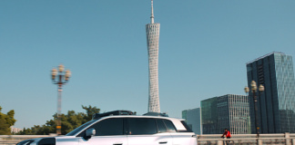 Robotaxi R2 autorizzato a test di guida autonoma su strada in Cina