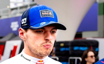 Verstappen 'christens' Lindblad: "This asshole did a brake test on me in the pit lane"
