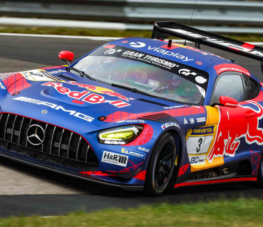 Max Verstappen guida la Mercedes AMG GT3 del team Verstappen.com Racing nella 4 Ore del Nurburgring Nordschleife - Foto: NLS