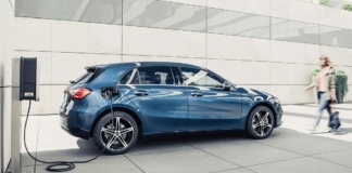 Mercedes-Plug-in-Hybrid-laedt