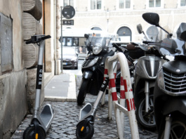A Firenze rimossi 80 monopattini in sharing in primo giorno di stop