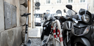 A Firenze rimossi 80 monopattini in sharing in primo giorno di stop