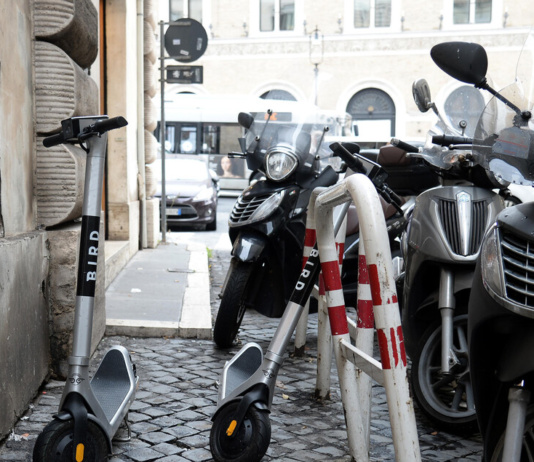 A Firenze rimossi 80 monopattini in sharing in primo giorno di stop