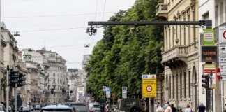 A Milano rinviato al 2028 divieto ingresso ztl Quadrilatero per moto e motorini