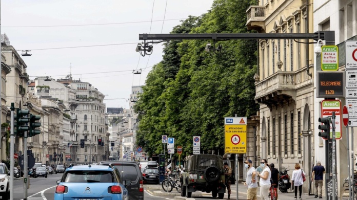 A Milano rinviato al 2028 divieto ingresso ztl Quadrilatero per moto e motorini