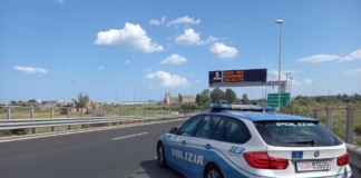 Alla guida col cellulare, polizia stradale di Messina ritira 84 patenti