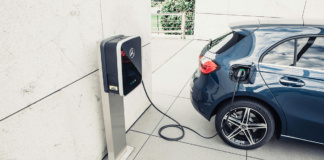 Mercedes-A250e-laedt