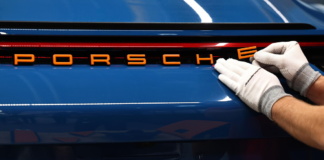 Calano le vendite di Porsche nel trimestre, pesano Usa e Cina