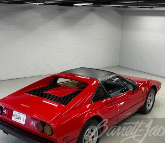 Ferrari, all'asta la 308 GTS di Magnum P.I.