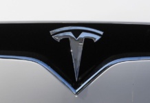 Gli Usa chiudono l'indagine sul sistema di guida assistita Tesla