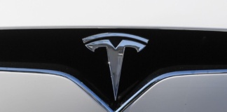 Gli Usa chiudono l'indagine sul sistema di guida assistita Tesla