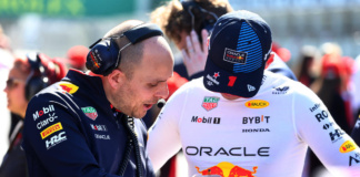 Max Verstappen e Gianpiero Lambiase parlato tra loro in pista