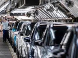 Il mercato dell'auto cresce a marzo grazie agli incentivi, balzo di Stellantis