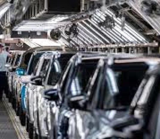 Il mercato dell'auto cresce a marzo grazie agli incentivi, balzo di Stellantis