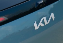 Kia bestätigt neuen Elektro-Kleinwagen für 2027 Kia-EV3-Heck-Emblem