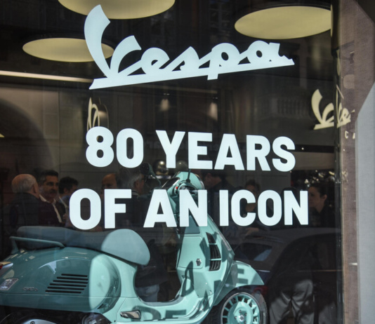 La Vespa compie 80 anni, festa alla Design Week per icona dell'italianità