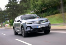 Lange Lieferzeiten bei Long-Range-Elektroautos von Opel und Peugeot Opel-Grandland-AWD