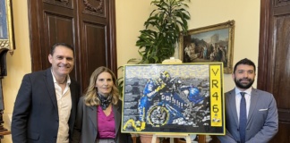 L'inchino alla moto di Valentino Rossi diventa un'opera in Lego
