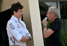 Toto Wolff e Helmut Marko parlano in una pausa dei test del Bahrain
