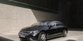 Mercedes rinnova EQS, autonomia fino a 926 km e debutta lo steer-by-wire