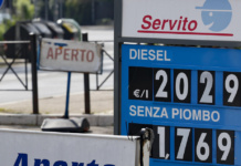 Mimit a compagnie petrolifere, 'abbassate i prezzi se il petrolio scende'