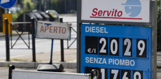 Mimit a compagnie petrolifere, 'abbassate i prezzi se il petrolio scende'