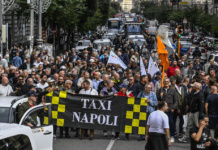 Piano traffico e ztl, sit-in dei tassisti in piazza dei Martiri a Napoli