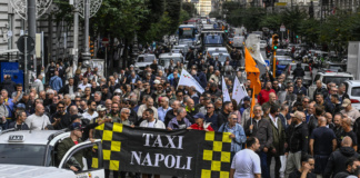 Piano traffico e ztl, sit-in dei tassisti in piazza dei Martiri a Napoli