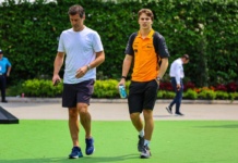 F1 GP Singapore 2025, Marina Bay: Oscar Piastri (McLaren F1 Team) con il manager Mark Webber - Foto: Getty Images