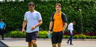 F1 GP Singapore 2025, Marina Bay: Oscar Piastri (McLaren F1 Team) con il manager Mark Webber - Foto: Getty Images