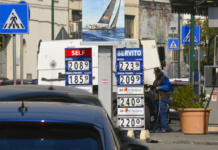 Prezzo benzina self cresce a 1,781 euro al litri, gasolio vola a 2,140 Prezzo benzina self cresce a 1,781 euro al litri, gasolio vola a 2,140