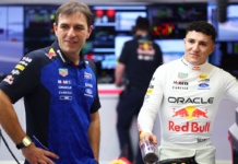 F1 Test Bahrain-1 2026, Sakhir: Pierre Waché (direttore tecnico Red Bull Racing) con Isack Hadjar - Foto: Getty Images