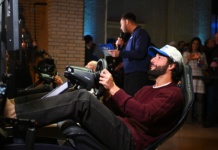 Daniel Ricciardo guida al simulatore durante la presentazione Red Bull-Ford 2026 di Detroit - Foto: Getty Images