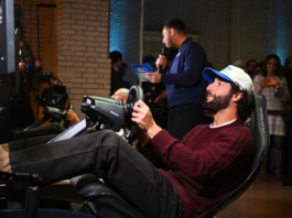 Daniel Ricciardo guida al simulatore durante la presentazione Red Bull-Ford 2026 di Detroit - Foto: Getty Images