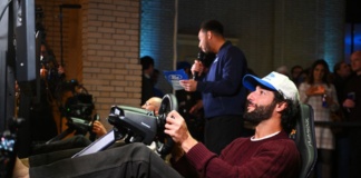 Daniel Ricciardo guida al simulatore durante la presentazione Red Bull-Ford 2026 di Detroit - Foto: Getty Images