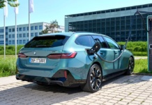 BMW-i5-Touring-laedt