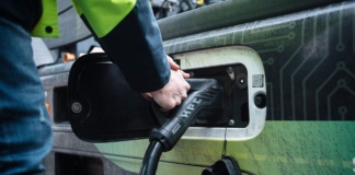 Mercedes-eActros-laedt