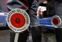 Targa di cartone per la moto senza assicurazione, vede la polizia stradale e scappa