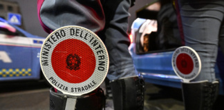 Targa di cartone per la moto senza assicurazione, vede la polizia stradale e scappa