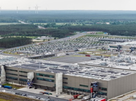 Tesla punta a 1.000 nuove assunzioni nello stabilimento tedesco di Gruenheide