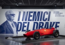 "The enemies of the Drake. Enzo Ferrari and the English stables": the unmissable exhibition at the Turin Automobile Museum
