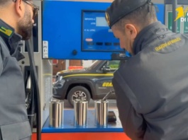 Vendeva carburante 'allungato', gestore pompa di benzina denunciato per frode