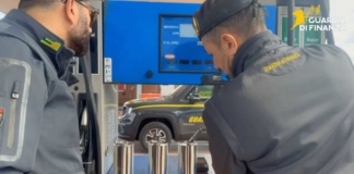 Vendeva carburante 'allungato', gestore pompa di benzina denunciato per frode