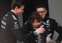 Toto Wolff e Andrea Kimi Antonelli dopo la vittoria del GP Cina 2026 di F1