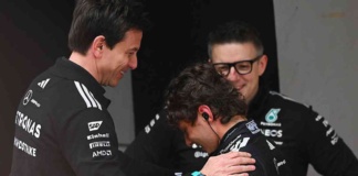 Toto Wolff e Andrea Kimi Antonelli dopo la vittoria del GP Cina 2026 di F1