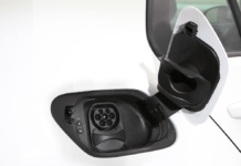 ZDK: Elektroauto-Hochlauf bleibt trotz starker März-Zahlen gebremst VW-e-Golf-Ladeanschluss