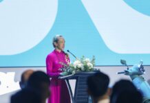 A Ho Chi Minh City si celebrano gli 80 anni della Vespa