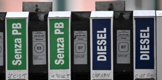 Codacons, senza sconto accise la benzina a 2,01 euro, il gasolio a 2,22 euro