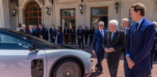 Elkann, Ferrari Luce è un'auto che guarda con fiducia al futuro